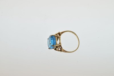 Lot 21 - Dress ring set large facetted blue stone