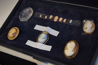 Lot 67 - Box of unmounted shell cameos, Wedgwood etc