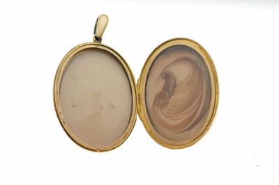 Lot 150 - Victorian oval locket