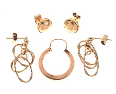 Lot 174 - Two pairs of yellow metal earrings and a single hoop earring