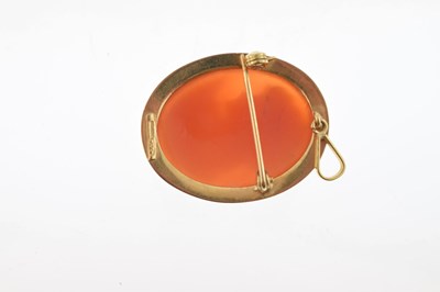 Lot 66 - Yellow metal shell cameo brooch
