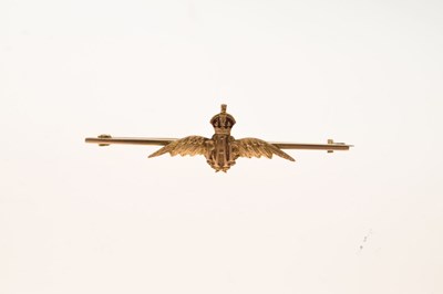 Lot 31 - 9ct gold RAF bar brooch