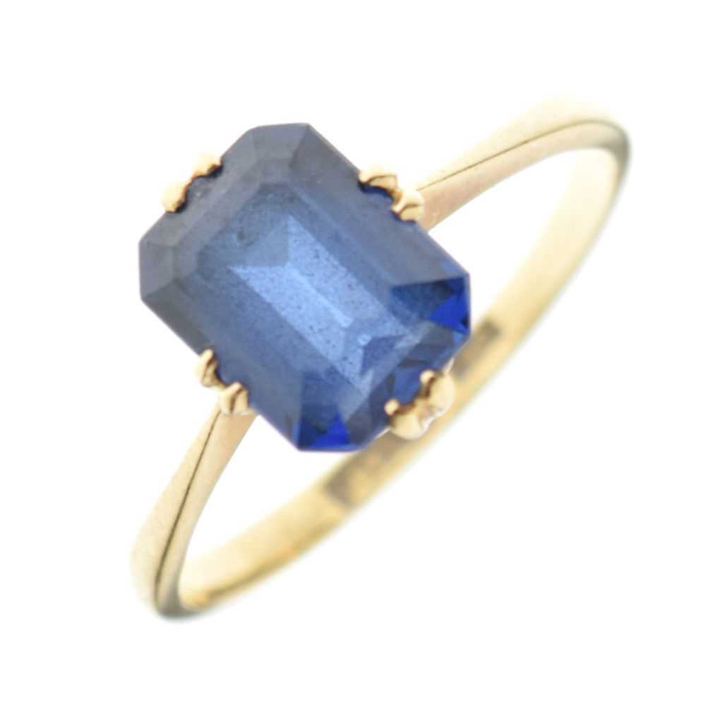 Lot 34 - '18ct' yellow metal and synthetic sapphire ring