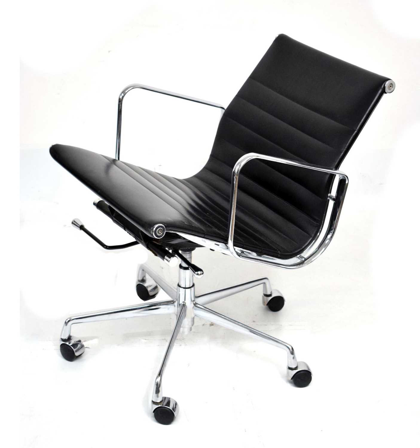 Lot 713 - Eames-style black leatherette swivel office chair