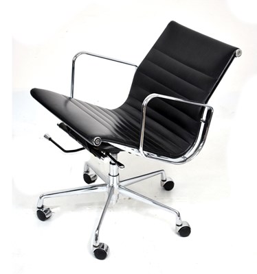 Lot 448 - Eames-style black leatherette swivel office chair