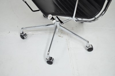 Lot 713 - Eames-style black leatherette swivel office chair