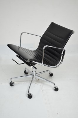 Lot 713 - Eames-style black leatherette swivel office chair