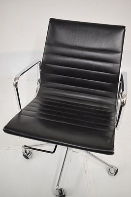 Lot 713 - Eames-style black leatherette swivel office chair