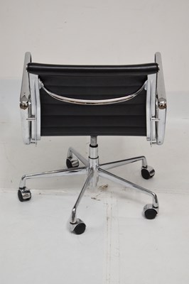 Lot 713 - Eames-style black leatherette swivel office chair