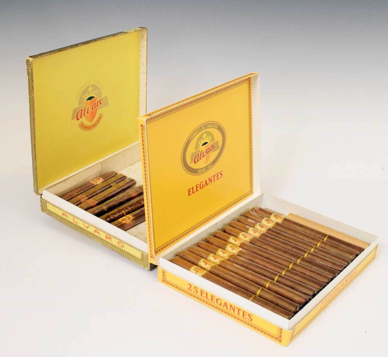 Lot 804 - Alvaro - Elegantes, one part case and a small quantity of loose cigars