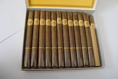 Lot 804 - Alvaro - Elegantes, one part case and a small quantity of loose cigars