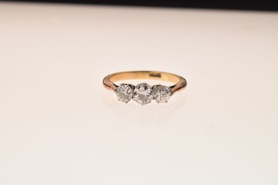 Lot 104 - Three-stone diamond ring