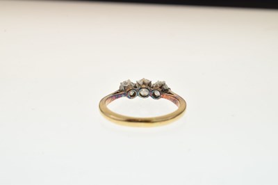 Lot 104 - Three-stone diamond ring