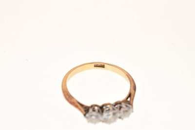 Lot 104 - Three-stone diamond ring