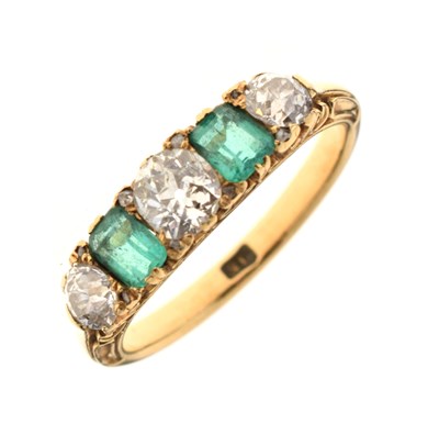 Lot 134 - Early 20th century diamond and emerald five-stone ring