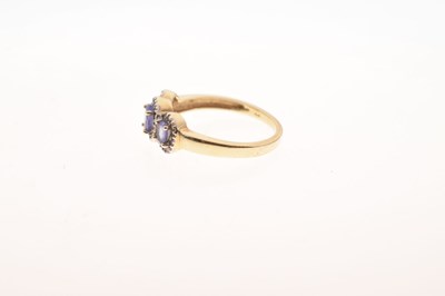 Lot 38 - Diamond and blue stone cluster ring