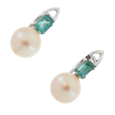 Lot 166 - Cultured pearl and emerald earrings