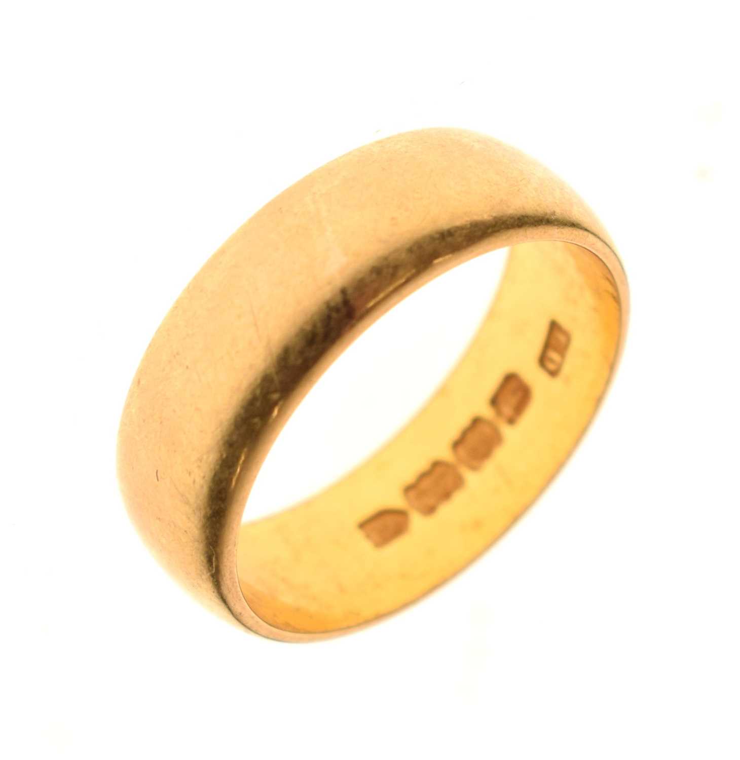 Lot 61 - 22ct gold wedding band