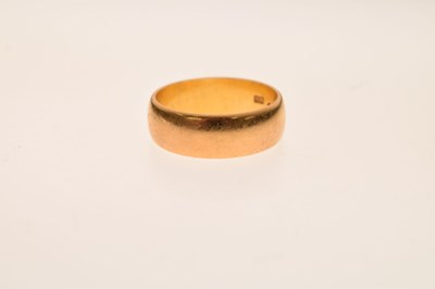 Lot 61 - 22ct gold wedding band