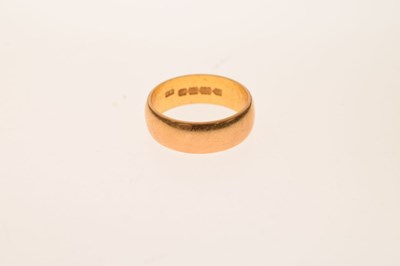 Lot 61 - 22ct gold wedding band