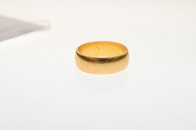 Lot 61 - 22ct gold wedding band