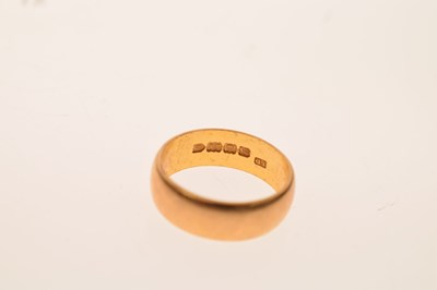 Lot 61 - 22ct gold wedding band