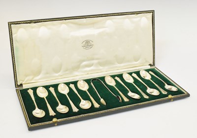 Lot 126 - Cased set of twelve George V silver teaspoons and tongs