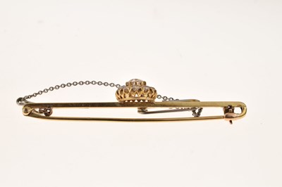 Lot 147 - Diamond cluster bar brooch