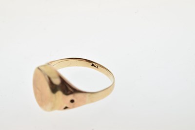 Lot 27 - Gentleman's gold signet ring