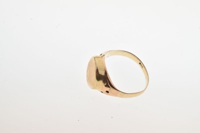 Lot 27 - Gentleman's gold signet ring