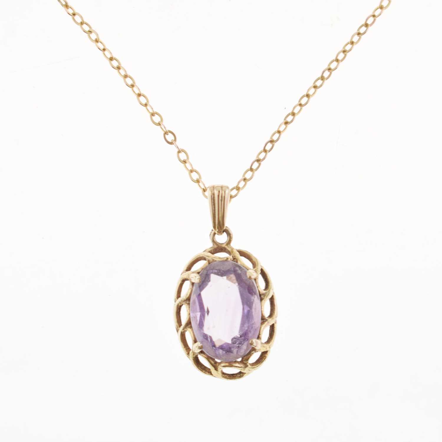Lot 39 - Amethyst coloured pendant and necklace