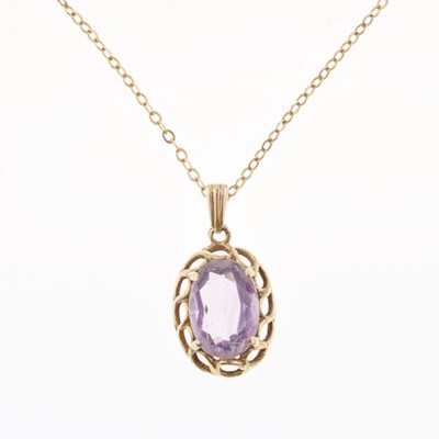 Lot 39 - Amethyst coloured pendant and necklace