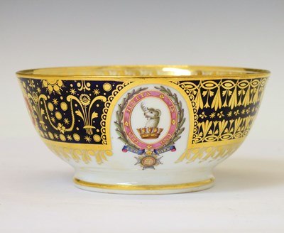 Lot 405 - Chamberlain Worcester armorial porcelain slop basin