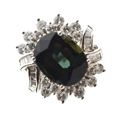 Lot 122 - Green sapphire and diamond cluster dress ring