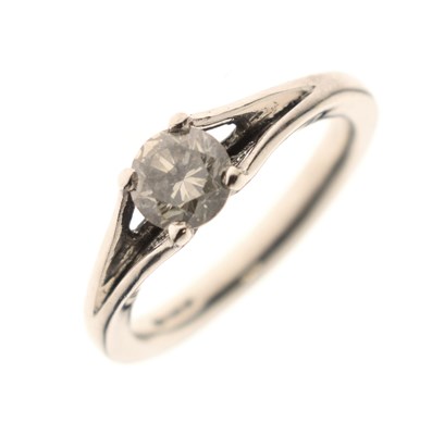 Lot 8 - Diamond single stone platinum ring