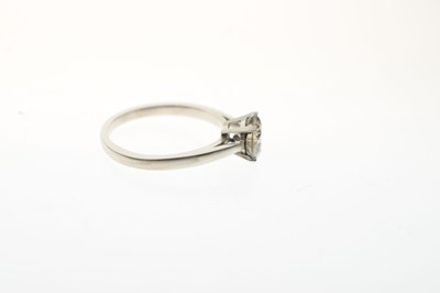 Lot 9 - Diamond single stone platinum ring
