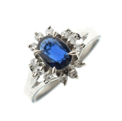Lot 33 - Sapphire and diamond cluster ring