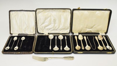 Lot 283 - Cased ½ dozen silver teaspoons and tongs, etc