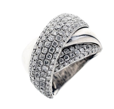 Lot 111 - Diamond dress ring