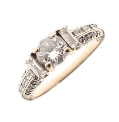 Lot 113 - Diamond ring