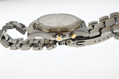 Lot 204 - Seiko - Two gentleman's Kinetic wristwatches