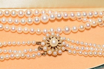 Lot 59 - Triple string of graduated cultured pearls