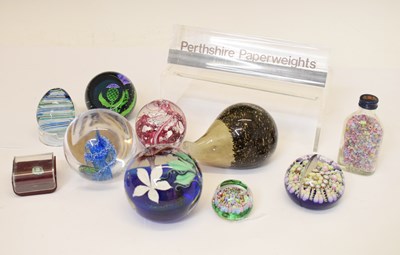 Lot 533 - Assorted paperweights etc