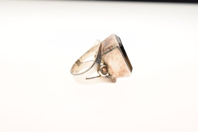 Lot 48 - Smoky quartz silver ring
