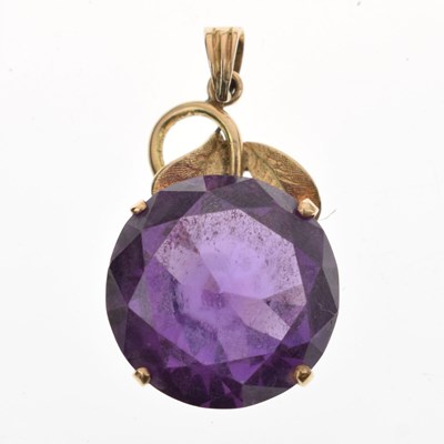 Lot 104 - Facet cut synthetic purple sapphire '14K 585' pendant