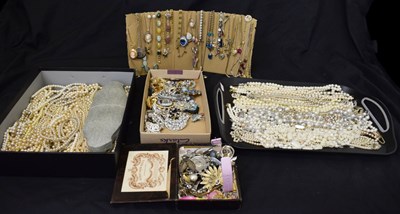 Lot 193 - Large quantity of costume jewellery