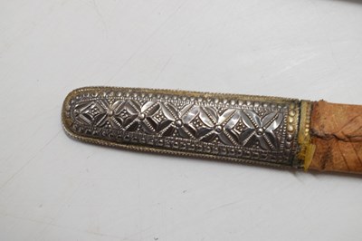 Lot 379 - 20th century Omani sword