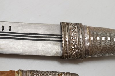 Lot 379 - 20th century Omani sword