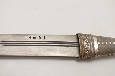 Lot 379 - 20th century Omani sword