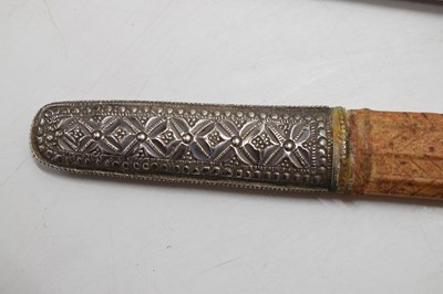 Lot 379 - 20th century Omani sword